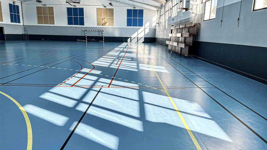 renovation-gymnase-hall-perrieres-sol-castelau-le-lez-gradin-spectateur