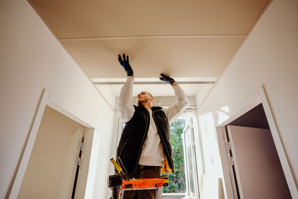 Compagnon DPH 34 posant une dalle de faux plafond