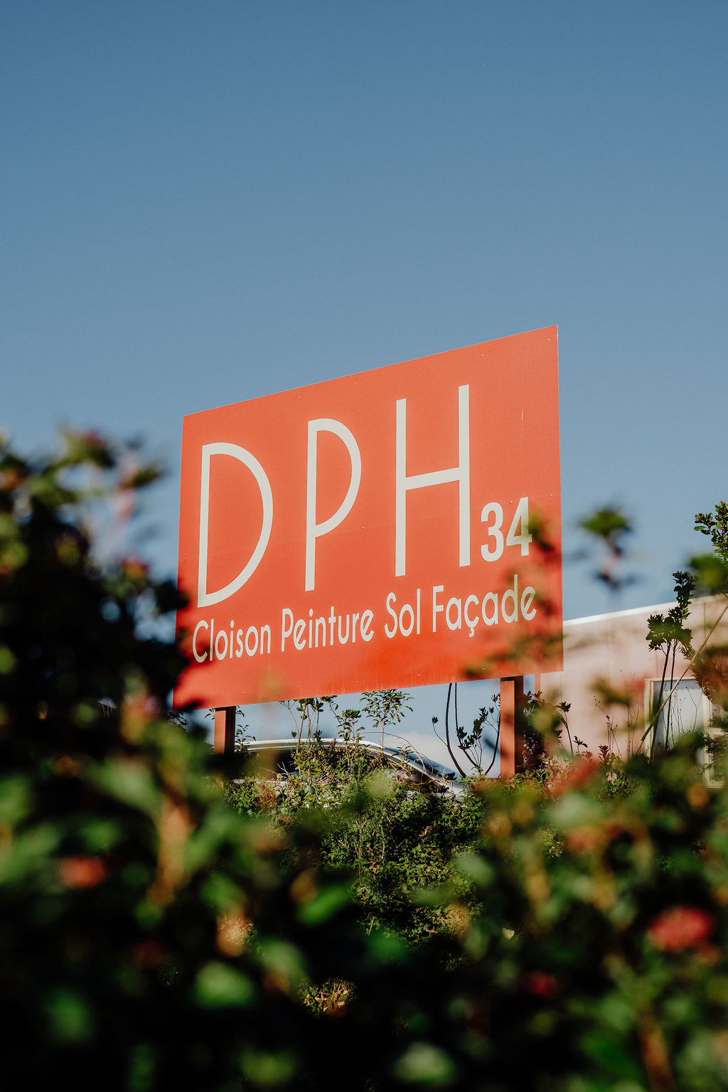 Panneau signalétique DPH 34 devant le siège de l'entreprise
